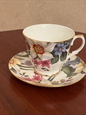 Duchess Fine Bone China England Tea Cup & Saucer ☕🌸 Gold Trim Floral Beauty